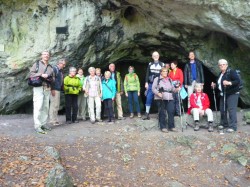 Eine Durchgangshöhle, durch die der Frankenweg hindurchführt.